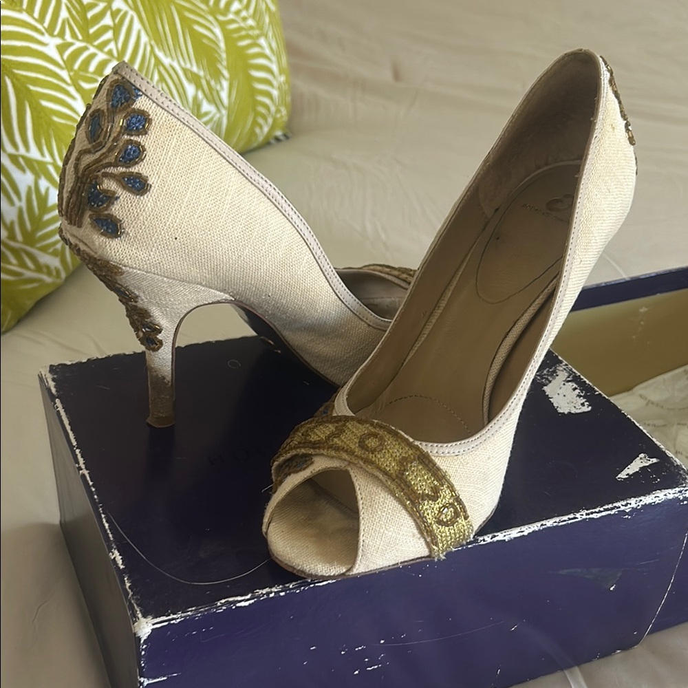Elegant Cream and Gold Embroidered House of Dereon (Beyonce) Heels